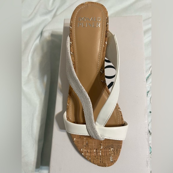 Donald Pliner sandals. Dona sandal. White leather and silver straps. - Picture 2 of 6